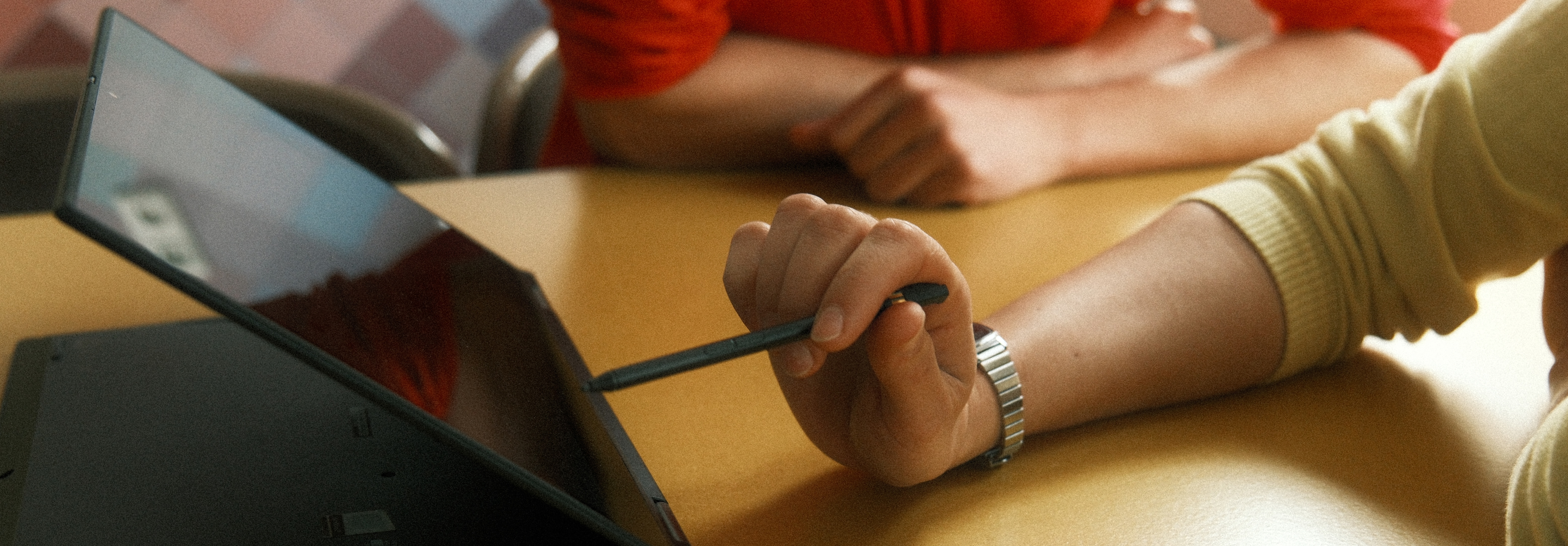 Zwei Menschen mit Laptop